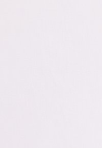 Biały tkanina o teksturze z drobnym poziomym i pionowym wzorem tkania.