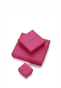 Kolm virnastatud roosa kasti, millel on matt viimistlus. Ülemisel kastil on tume kiri "YOKOAMII". Suurused erinevad suurest väikeseni.