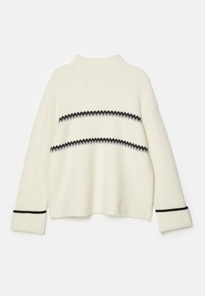 Pulover alb din tricot cu gât înalt, având dungi orizontale negre și gri și accente negre pe mâneci. Textură moale.
