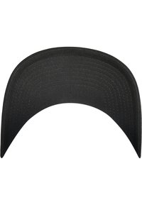 Schwarze, gebogene Kappe mit einem strukturierten Oberflächen, die sichtbare Nähte entlang der Ränder aufweist und zum Schutz vor Sonnenlicht sowie für Schatten sorgt.