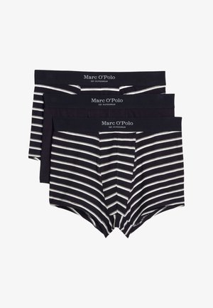 Drei Paar Marc O'Polo Herrenboxershorts in Schwarz mit weißen Streifen, gestapelt mit dem Markenlogo auf dem Bund.