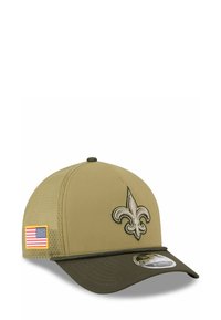 Olivgrüne Mütze mit strukturiertem Design, das ein gesticktes Fleur-de-Lis-Logo und ein Aufnäher mit der amerikanischen Flagge an der Seite zeigt.