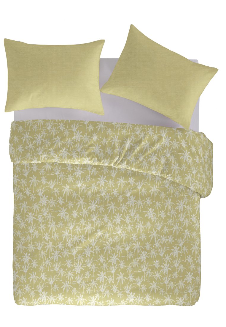 Ensemble de housse de couette en tissu jaune clair avec un motif de palmier blanc. Comprend deux taies d'oreiller assorties. Texture lisse, design moderne.