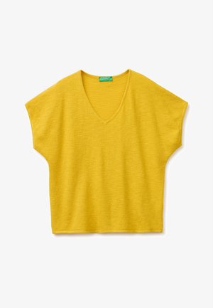 Top giallo a maniche corte in maglia con scollo a V e spalle larghe, disteso su uno sfondo bianco.