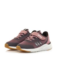 Scarpe da atletica viola e nere con tomaia in rete, suole in gomma e una fascia in Velcro. Presentano accenti rosa a contrasto e branding.