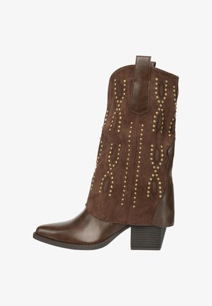 Stivale da cowboy in camoscio marrone con punta affilata, decorato con borchie dorate e motivi di cuciture intricatati, caratterizzato da un tacco a blocco e una linguetta per facilitare la calzata.