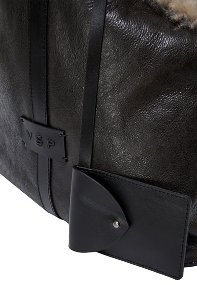 Borsa in pelle nera con finitura testurizzata, caratterizzata da un logo VSP prominente, spallacci neri eleganti e un portacarte attaccato in un design curvo.