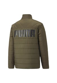Veste matelassée vert olive avec un col montant, affichant un grand logo noir "PUMA" au dos, une texture matelassée et des manches longues.