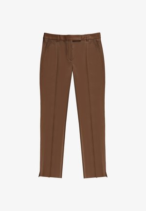 Pantalon marron sur mesure avec une texture lisse, présentant une coupe droite, des poches avant et une ceinture propre sans matériel visible.
