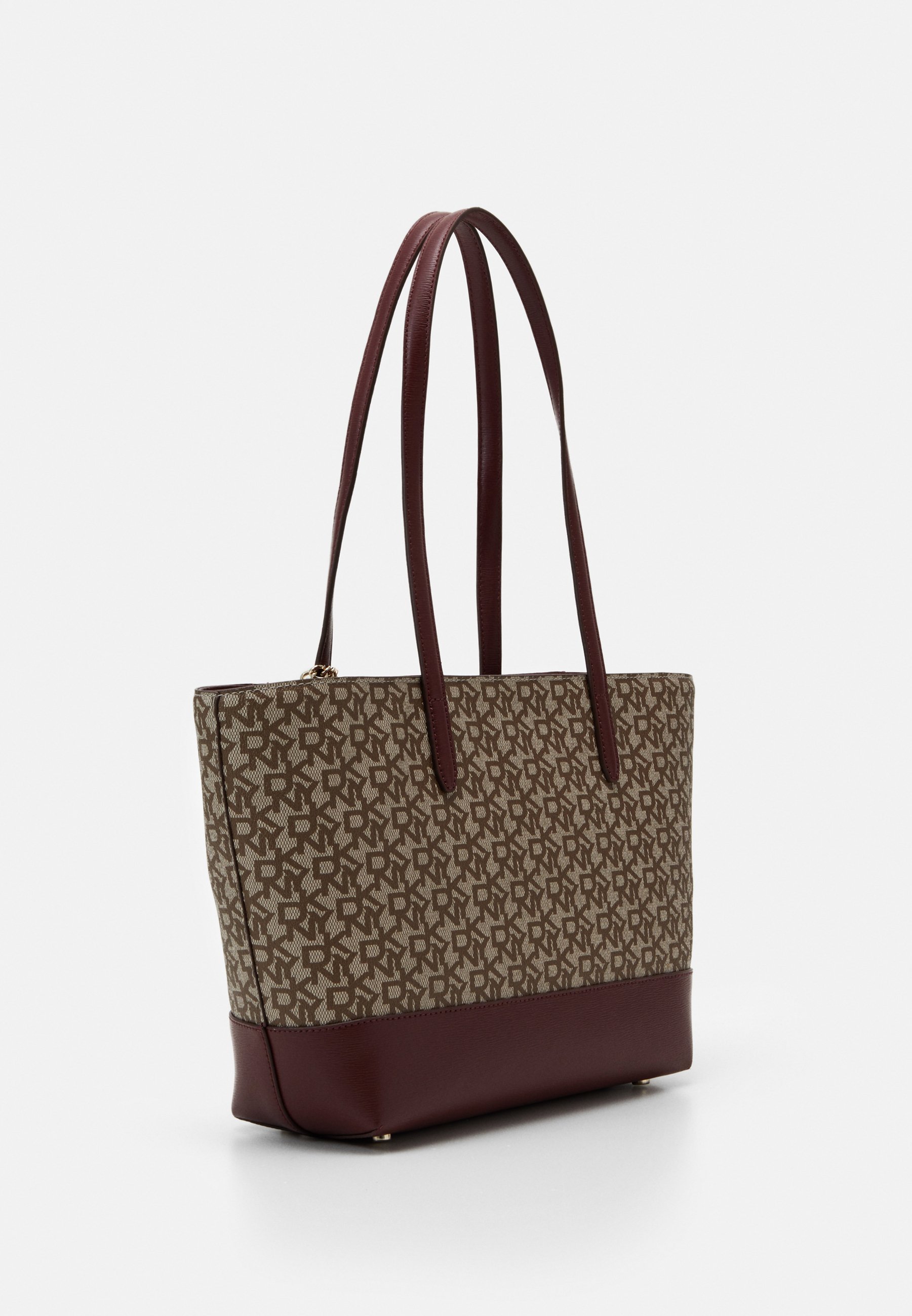 DKNY BRYANT LOGO Shoppingveske chinoaged wine Zalando.no DKNY BRYANT LOGO Shoppingveske chinoaged wine Zalando.no