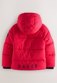 Rote Pufferjacke mit Kapuze, mit horizontalen Nähten und einem Logo-Patch am Ärmel. "BAKER"-Text in Marineblau am hinteren Saum.