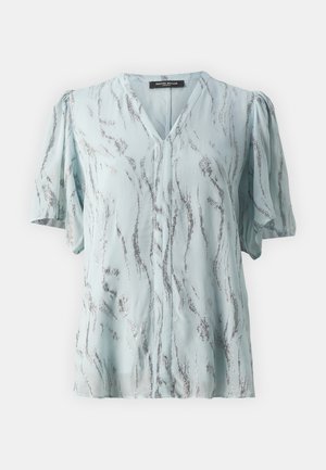 Blusa azul claro con patrón ondulado plateado. Escote en V, mangas cortas abullonadas, tejido suave y cierre de botones en la parte delantera.