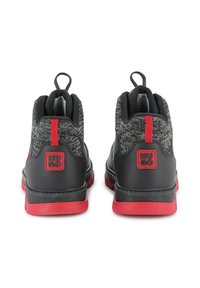 Czarno-szare teksturowane sneakersy typu high-top z czerwoną podeszwą i akcentami, z naszywką logo oraz pętelką z tyłu.