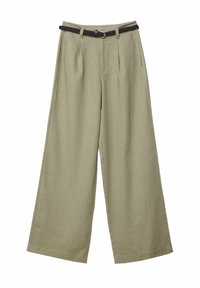 Licht olijfgroene wijde broeken van linnen, met een zwarte gevlochten riem, voorkreukels en zijzakken.