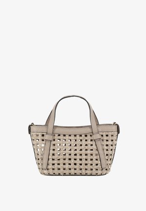 Kleine rechteckige beige Tragetasche mit geflochtenem Rattan-Korpus sowie Ledergriffen und -besatz vor weißem Hintergrund.