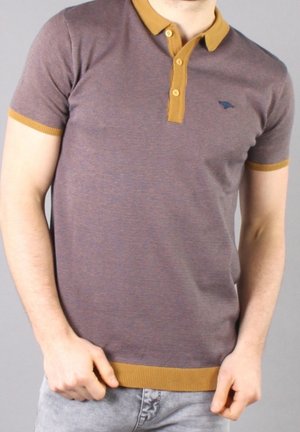 Polo en marron foncé avec des accents jaunes. Manches courtes et col côtelé, doté de rayures verticales et d'un petit logo sur la poitrine.