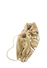 Złota i zielona torebka kopertowa z cekinami i łańcuszkowym paskiem, o zaokrąglonym kształcie i fakturowanym wykończeniu.