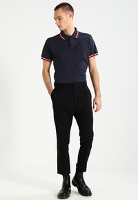 Urban Classics Polokošeľa - navy/white/firered