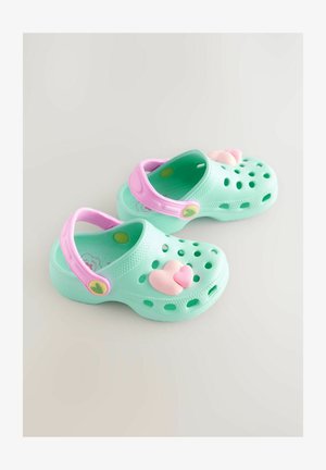 Saboti verzi deschis cu gauri de ventilatie, curea mov si decoratiuni in forma de inima roz pe fata. Facuti din material usor.