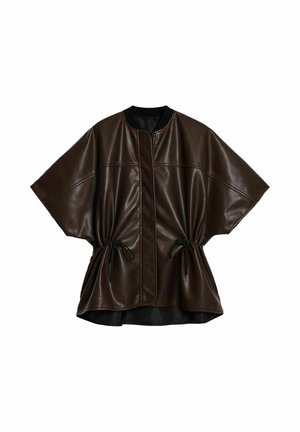 Veste en faux cuir brun avec une coupe décontractée, des manches courtes, des détails à cordon à la taille et des coutures contrastantes rouges.