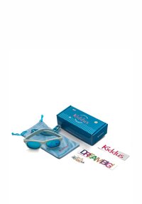 Sunglasses Kidus v světle šedé barvě s modrými polarizačními skly. Součástí je modrý úložný sáček, měkký čisticí hadřík a barevné samolepky.