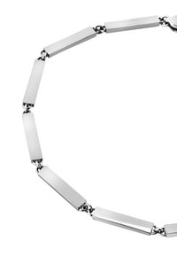 Sølv metal armring sammensat af rektangulære led, poleret finish, og sammenkædede kæde glans, med en lås for sikker fastgørelse.