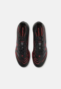 Scarpe da corsa nere con accenti rossi e grigi, con superficie testurizzata, punta rotonda e sistema di allacciatura tradizionale.