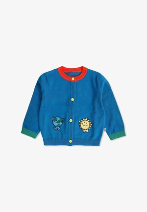 Cardigan lavorato a maglia blu con collare rosso, polsini verdi e bottoni gialli. Presenta ricami con design della Terra e del sole sul davanti.