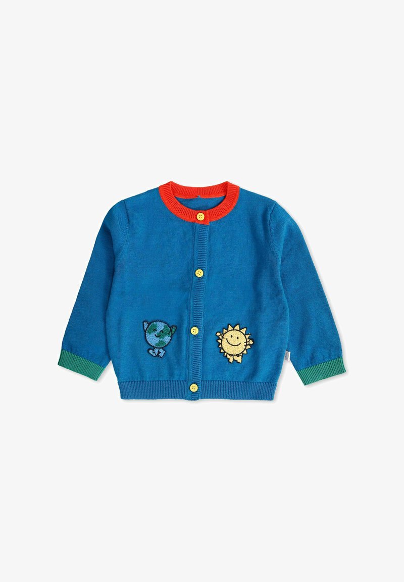Cardigan lavorato a maglia blu con collare rosso, polsini verdi e bottoni gialli. Presenta ricami con design della Terra e del sole sul davanti.