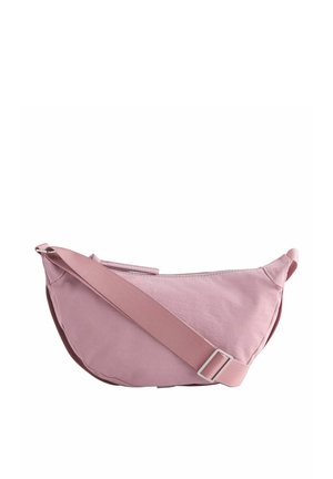 Hellrosa, halbmondförmige Umhängetasche mit verstellbarem breitem Riemen und Reißverschluss vor weißem Hintergrund.