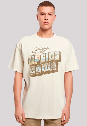 STRANGER THINGS GREETINGS FROM UPSIDE DOWN NETFLIX TV SERIES - Print T-shirt - sand
