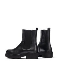 Stivaletti neri in pelle con pannelli elastici ai lati, punta tonda e suola spessa. Presentano una cerniera laterale e linguette per facilitare l'indossamento.