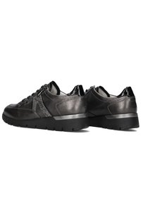 Zwarte leren sneakers met textuuraccenten, ronde neus en vetersluiting. Bevat een zwarte rubberen zool en een glanzend hieldetail.