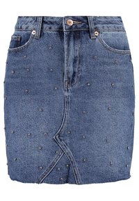 Denim mini sukně s předním zavinovacím designem, tmavě modré barvy, s rozptýlenými kovovými ozdobami po celé ploše. Obsahuje standardní poutka na opasek a kapsy.
