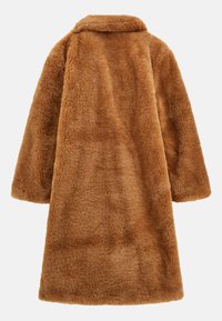 Cappotto in pelliccia sintetica di un caldo marrone, caratterizzato da un colletto, maniche lunghe e una superficie morbida e texturizzata. Nessun gancio o decorazione visibile.