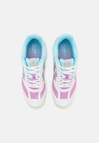 Sneaker sportive con lacci, caratterizzati da una struttura principale bianca, dettagli viola e blu, tomaia in mesh e materiale sintetico, con colletto imbottito e logo.