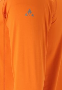 Oranssi pitkähihainen paita, jossa on sileä pinta, litteät saumat ja pieni harmaa kolmion logo olkapäällä.