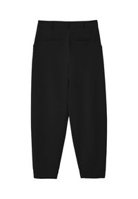 Pantalons noirs coupés avec un design épuré, dotés d'une texture lisse, d'une ceinture et de deux poches arrière. Aucun matériel ou motif visible.