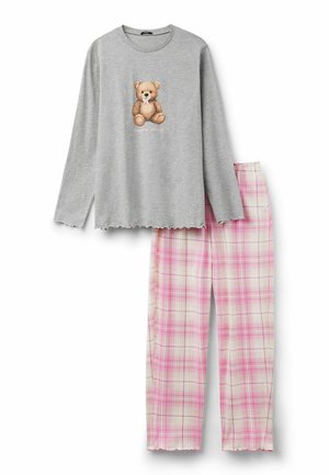Maglia grigia a maniche lunghe con grafica di orsacchiotto e testo abbinata a pantaloni del pigiama a quadri rosa e bianchi.
