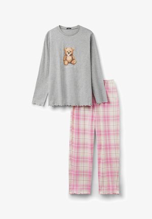 Graues Langarmoberteil mit Teddy-Bär-Grafik und Text, kombiniert mit rosa-weiß karierten Pyjamahosen.