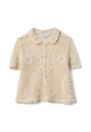 Beige gehaakte top met korte mouwen, geschulpte kraag en zoom, decoratieve cirkelvormige patronen en knopen aan de voorkant.