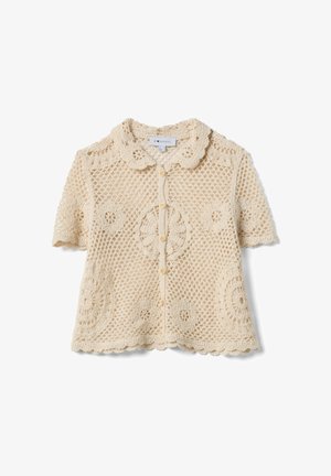 Beige gehaakte top met korte mouwen, geschulpte kraag en zoom, decoratieve cirkelvormige patronen en knopen aan de voorkant.
