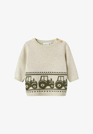 Pullover beige in maglia con scollo rotondo e maniche corte, con un motivo di trattore verde e due bottoni in legno sulla spalla.