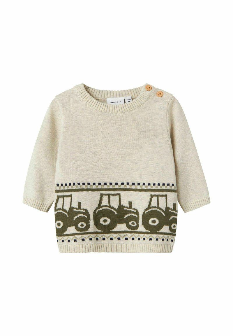 Pullover beige in maglia con scollo rotondo e maniche corte, con un motivo di trattore verde e due bottoni in legno sulla spalla.