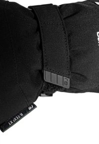 Gant isolé noir avec une sangle Velcro, tissu texturé et une étiquette en caoutchouc avec le logo. Coutures visibles sur la surface.