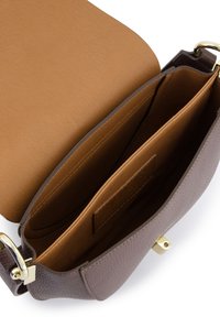 Brun læderhåndtaske med en tan indvendig, der har flere rum, en glat overflade og detaljer i guld.