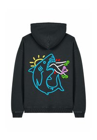 Črna kapuca s svijetljivo grafiko velikega modrega morskega psa, okrašena z barvitimi detajli, vključno s soncem in različnimi pisanimi predmeti v njegovi ustih.