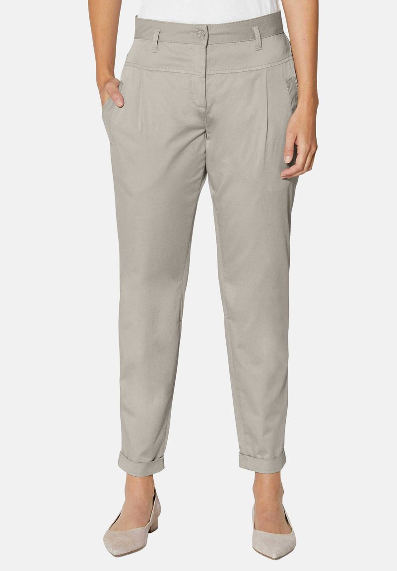 Hellgraue Hose mit lockerer Passform, ausgestattet mit Fronttaschen, einem Knopfverschluss und umgeschlagenen Säumen. Glatte Stofftextur.