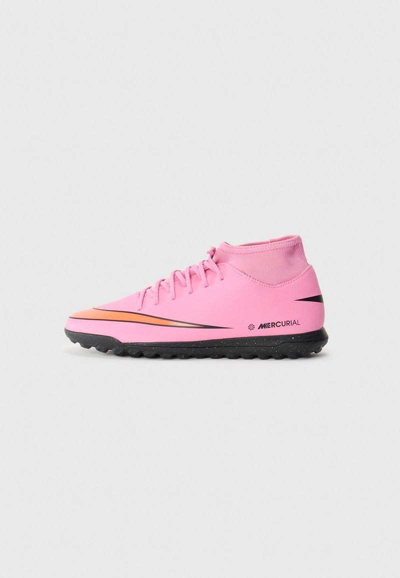Scarpini da calcio rosa con design alto, dotati di una swoosh arancione e nera, suola in gomma e tomaia texturizzata per una migliore aderenza.