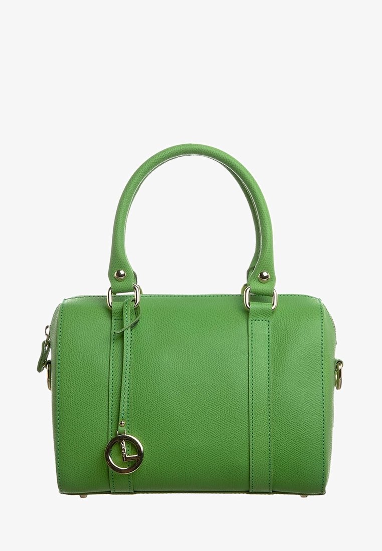 Sac à main en cuir vert texturé avec double poignées, ferrures en métal argenté et un pendentif rond en argent sur le devant.